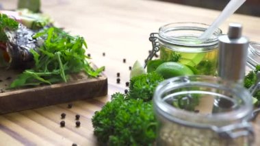 Ahşap masa gıda arka planda. Izgara balık Barbekü Restoran taze sebze ve yeşillik ile hazırlanan. Ahşap arka plan üzerinde sebze garnitür ile kavrulmuş balık. Gıda kompozisyonu.