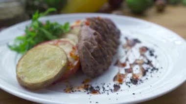 Izgara et biftek ile kızarmış patates beyaz tabakta kapatın. Gıda kompozisyon et barbekü sebze garnitür ile tabağa dilimlenmiş. Gıda tasarım yüksek mutfağında. Barbekü Restoran Menü.