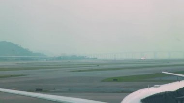 Uçak Havaalanı terminal kalkış için pistte sürüş. Uçak piste iniş modern havaalanında sonra hareket. Uçan hava ve ulaşım.