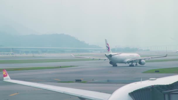 Uçak Havaalanı terminal kalkış için pistte sürüş. Uçak piste iniş Havaalanı Hong Kong City, Çin sonra taşıma. — Stok video