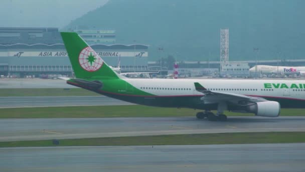 Aereo in decollo dalla pista nel moderno terminal dell'aeroporto. Aereo in movimento sulla pista dopo l'atterraggio in aeroporto Hong Kong città, Cina. Concetto di trasporto aereo . — Video Stock