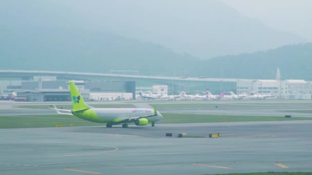 Uçak Havaalanı terminal kalkış için pistte sürüş. Uçak piste iniş modern Havaalanı Hong Kong City, Çin sonra hareket. Hava uçan kavramı. — Stok video