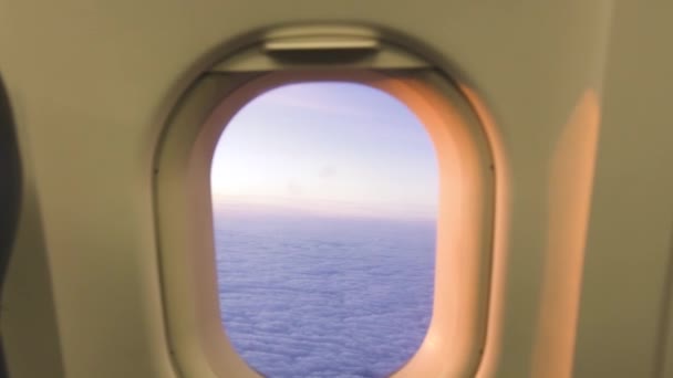 Witte wolk in de lucht uitzicht vanuit vliegtuig venster terwijl golden sunrise. Uitzicht vanuit raam zonsondergang van de vliegtuigen vliegen in bewolkte hemel. — Stockvideo