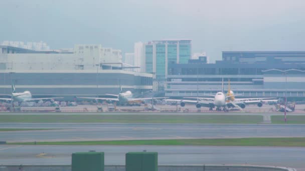 Avion debout sur le parking dans l'aérogare moderne. Avion de passagers à l'aéroport international. Concept de transport aérien . — Video