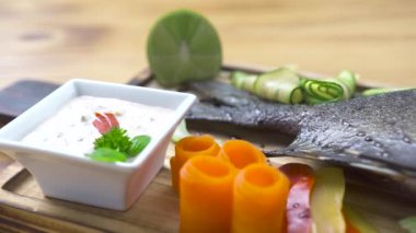 Izgara balık taze sebze ve baharat gıda baharat için dekore edilmiştir. Gıda styling. Sebze deniz ürünleri Restoran ahşap tablo ile kavrulmuş balık.