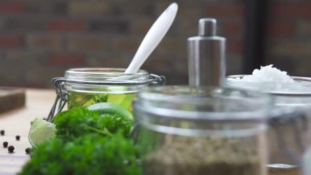 Composición condimentada. Pimienta negra, sal y aceite de oliva en primer plano de mesa de madera. Especias para cocinar en la mesa en la cocina del restaurante. Ingrediente para la preparación de alimentos. Fondo alimentario . — Vídeos de Stock