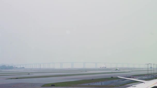 Avião de passageiros dirigindo na pista para decolagem no terminal do aeroporto. Aeronaves em movimento na pista após aterrissagem no terminal do aeroporto de partida . — Vídeo de Stock