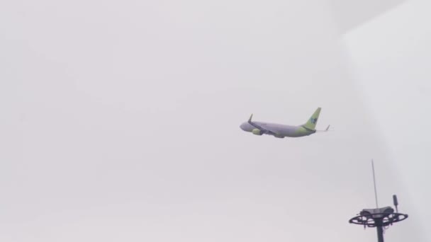 Illinois, Chicago - Février 2019 : avion décollant de la piste dans l'aérogare moderne. Avion volant depuis l'aérogare de départ. Concept de transport aérien — Video