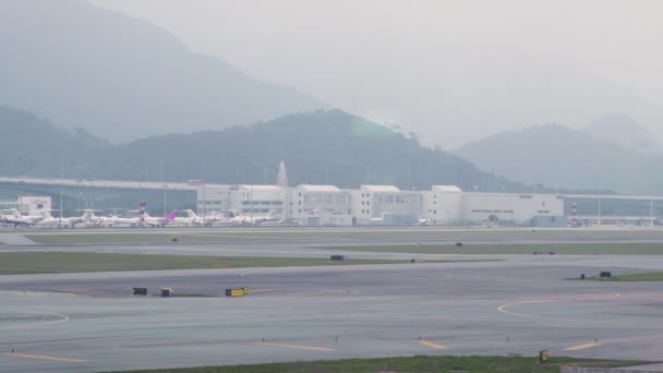 Modern Havaalanı pist üzerinden terminal kalkış uçak. Uçak piste iniş Havaalanı Hong Kong City, Çin sonra hareket. Hava taşıma kavramı. Hava yolculuğu. — Stok video