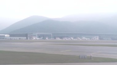 İzinli veya Havaalanı terminal uçak iniş pisti. Pencere uçak pistte kalkış Havaalanı terminal uçan önce hareket göster.