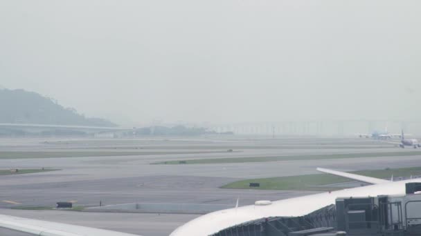 Aereo passeggeri che guida sulla pista per il decollo nel terminal dell'aeroporto di Hong Kong, in Cina. Aereo in movimento sulla pista dopo l'atterraggio in aeroporto moderno. Trasporti aerei . — Video Stock