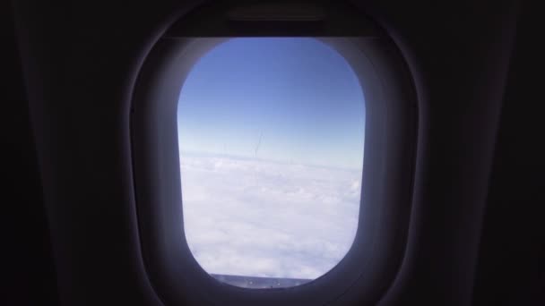 Blick aus dem Flugzeugfenster auf bewölkten Himmel. schöne Landschaft bewölkt Himmel aus Fenster fliegendes Flugzeug. — Stockvideo