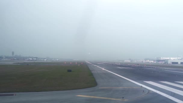 Flugzeug beim Start von der Landebahn im modernen Heathrow Airport Terminal, London in England. Flugzeuge, die im Terminal des Abflughafens starten. Luftverkehrskonzept. — Stockvideo