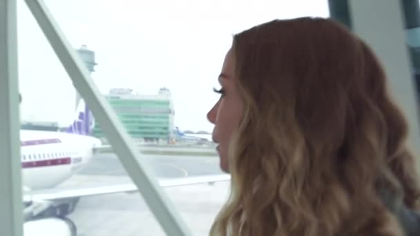 Jovem caminhando no corredor de embarque para o avião no terminal do aeroporto. Close up retrato preocupado menina tarde para aviões de passageiros no terminal de partida — Vídeo de Stock