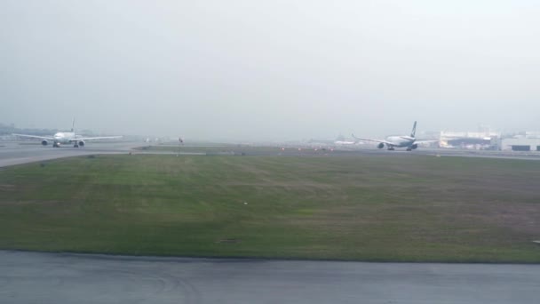 Londres, Inglaterra - febrero de 2019: avión despegando de la pista de aterrizaje en la moderna terminal del aeropuerto. Aeronaves volando desde la terminal del aeropuerto de salida. Concepto de transporte aéreo . — Vídeos de Stock