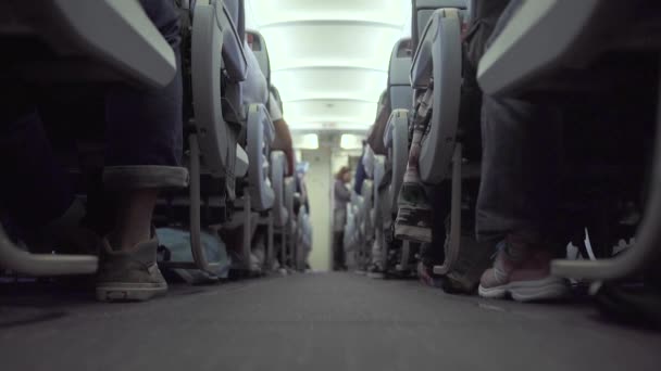 Kabin uçak koltuk ve koridor arka planda yürüyen hostes oturan yolcular ile. Ekonomi sınıfı uçuş sırasında ticari uçak koltuk yolcuları. Seyahat kavramı.