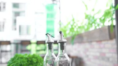 Ahşap arka plan üzerinde İtalyan mutfağı gıda kompozisyon. Zeytin yağı, taze sebze ve spagetti İtalyan makarna yemek pişirmek için. Akdeniz mutfağı için taze madde. Sağlıklı bir diyet ve beslenme.