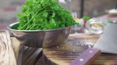 Taze yeşillik ve otlar ahşap arka plan üzerinde sebze salatası yemek pişirmek için. mutfak masasının üzerinde çiğ sebze kompozisyon. Gıda Vejetaryen diyet ve sağlıklı beslenme için taze madde arka plan.