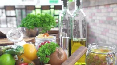 Sebze soslu ev yapımı İtalyan makarna için madde. Sebze ve baharat gıda hazırlama için. Ahşap arka plan üzerinde makarna, makarna ve makarna koleksiyon. Gıda kompozisyonu.