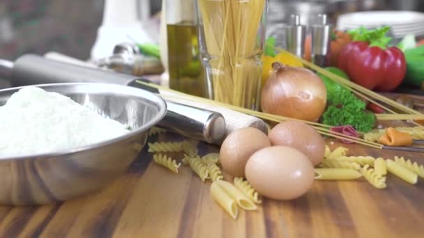 Voedsel samenstelling meel in de kom, eieren en groente voor het koken van pasta op pizza op houten tafel. Voedselingrediënt voor het koken van Italiaans eten. Spaghetti, macaroni en pasta. Gezonde voeding en dieet — Stockvideo