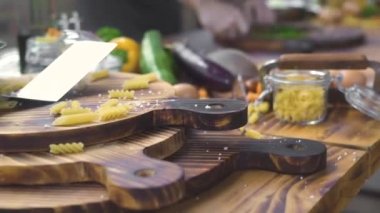 Kesme otlar mutfak masasında ahşap tahta üzerinde yemek. Lokanta mutfağı vejeteryan yemek hazırlama Şef. Vejetaryen yemekleri pişirme işlemi. Pişirme gıda kavramı.