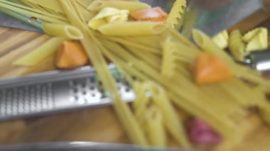 Taze yumurta ve ahşap masa üzerinde yaş sebze ile makarna ve İtalyan spagetti. İtalyan gıda içerikler makarna ve salata vejetaryen yemek pişirmek için. Ahşap arka plan Gıda kompozisyonu. Sağlıklı beslenme.