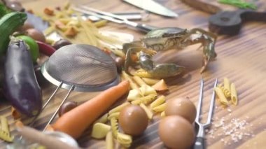 Makarna sebze arka plan üzerinde sürünerek Yengeç yaşıyorum. İtalyan restoran deniz ürünleri makarna yemek için taze madde. Taze deniz ürünleri ile Akdeniz mutfağı.