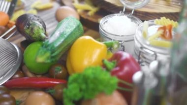 Makarna ve İtalyan mutfağı sebze kuru. İtalyan gıda içerikler ahşap masa üzerinde. Gıda kompozisyon makarna, biber, kabak, patlıcan, domates, ot, yumurta ve baharat. Sağlıklı bir diyet ve beslenme