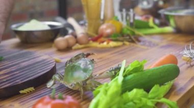 Deniz ürünleri restoran yemek pişerken mutfak masasının üstünde sürünerek deniz yengeç. İtalyan deniz ürünleri Restoran içinde hazırlama için canlı yengeç. Yüksek mutfağı ve lüks menü