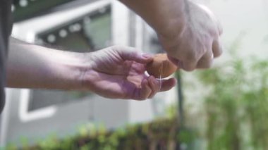 Tavuk kırma el şef aşçı mutfak yumurta. Cook ara taze tavuk yumurta omlet veya omlet yavaş yemek pişirmek için. Yiyecek hazırlama. Hamur yoğurma için madde.