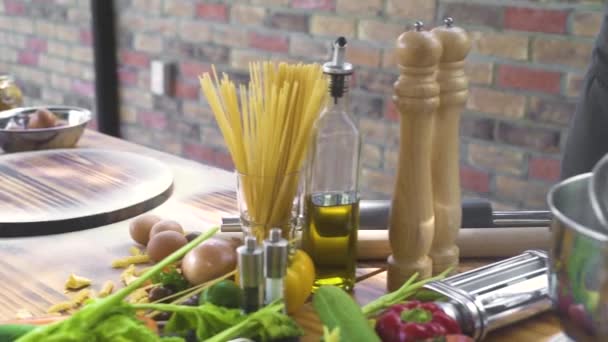 Baker verter la harina en polvo en la batidora para amasar la masa en la panadería. Cocine verter la harina en la máquina de cocina para mezclar la masa en la pizzería. Ingredientes de preparación para pizza y pasta. Concepto de cocina de alimentos . — Vídeos de Stock