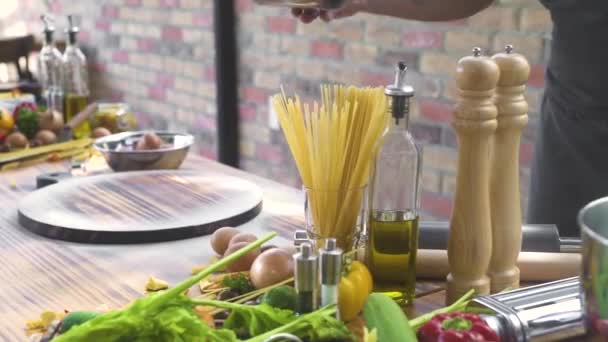 Chef-kok gieten bloem poeder in de mixer voor het voorbereiden van deeg. Baker bloem te gieten in de keuken machine voor het mengen van deeg in de bakkerij. Voorbereiding ingrediënten voor het bakken. Koken voedsel concept. — Stockvideo