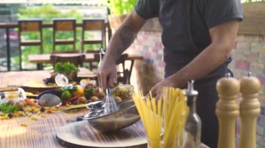 Yumurta ekmek hamur yoğurma için kase mutfak çırpma teli ile yenerek şef aşçı. Hamur makarna veya İtalyan restoranı pizza için yemek pişirmek için Çırpma yumurta pişirmek. Şef yemek yemek.