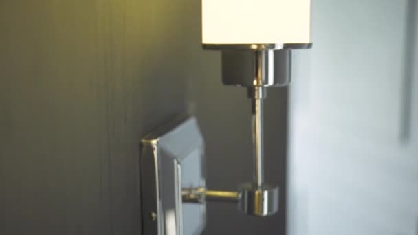 暗い部屋でインテリアを飾るための輝く壁ランプ。インテリア照明コンセプト. — ストック動画