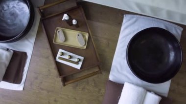 Lüks spa salonunda pedikür prosedürü için ayak banyoları. Ayak bakımı, pedikür ve tedavi için güzellik salonunda Spa kompozisyon. Gevşeme, masaj, vücut bakımı ve aroma terapisi.