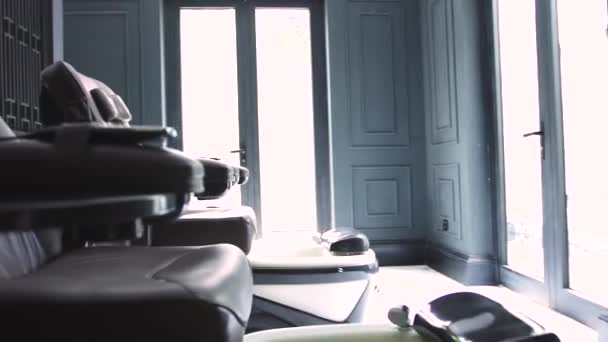 Salon de beauté intérieur moderne avec fauteuils confortables pour manucure, pédicure et massage. Fauteuils de massage en cuir pour manucure, pédicure et autres soins de beauté dans un spa de luxe . — Video