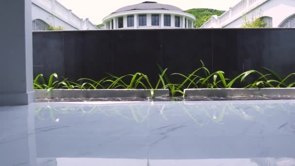 장식 연못과 녹색 정원과 건축 고급 흰색 저택. 녹색 언덕 배경에 정원 연못과 외관 화이트 하우스. — 비디오