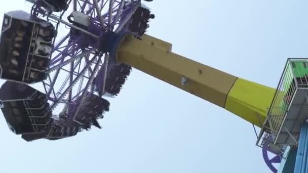 Gente montando en la atracción extrema en el parque de atracciones. Amigos felices divirtiéndose en emocionante paseo en montaña rusa en el parque de atracciones. Feliz ocio, vacaciones, concepto de fin de semana . — Vídeo de stock