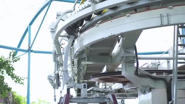 Cable car mechanism on rope way for passengers transportation. Close up rollers and pulleys working on cableway. Funicular mechanism while motion cable car. — Stock Video