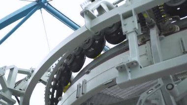 Yolcu taşımacılığı için halat yolda teleferik mekanizması. Kablo üzerinde çalışan silindirleri ve makaraları kapatın. Hareket teleferiyeni sırasında füniküler mekanizma.