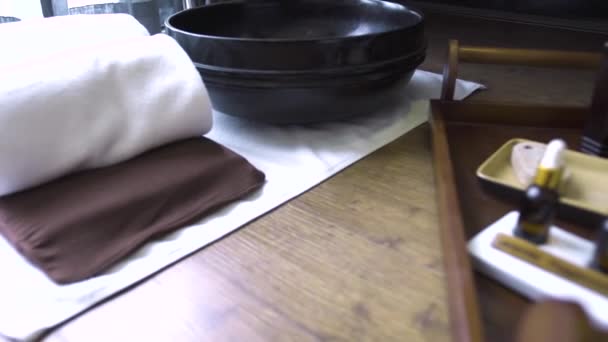 Voet Bowl en aroma olie voor voeten massage en pedicure procedure in luxe spa salon. Spa samenstelling voorvoet verzorging, pedicure en behandeling. Ontspanning, Massage, lichaamsverzorging en aromatherapie. — Stockvideo