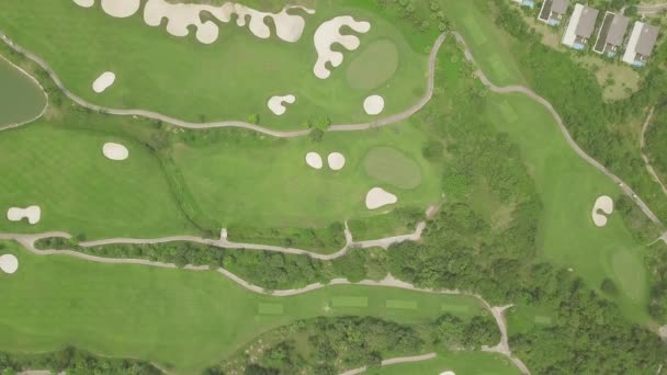 Campos de golf verdes y paisaje aéreo del lago. Vista superior desde el campo verde del dron y el lago en el club de golf . — Vídeos de Stock