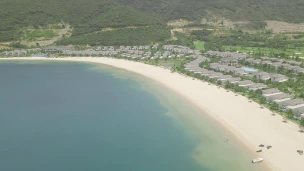 Moradias de luxo e hotéis resort com piscinas na costa do mar azul em montanhas verdes e paisagem colinas. Casas e hotéis na praia do mar em águas azuis e verde highlands fundo . — Vídeo de Stock