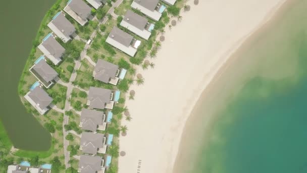 Drone vista turística resort villa na costa do mar. Vila de luxo com mansão e piscina na costa mar azul. Arquitetura de paisagem aérea hotel turístico na costa oceânica . — Vídeo de Stock