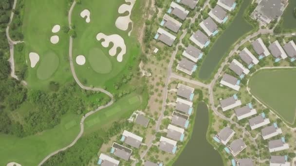 Modern Stugby med lyxhus och golfbanor utsikt från ovan flygande drönare. Aerial Landscape Tourist Resort Villa på Green Golf Field bakgrund. — Stockvideo