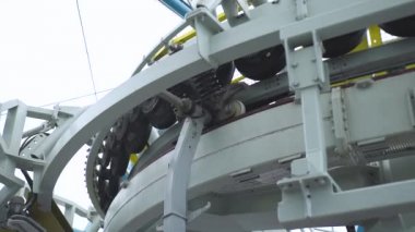 Yolcu taşımacılığı için halat yolda teleferik mekanizması. Kablo üzerinde çalışan silindirleri ve makaraları kapatın. Hareket teleferiyeni sırasında füniküler mekanizma.