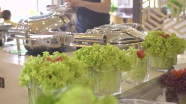 Her şey dahil resort otel restoranında açık büfe farklı yemekler. Lüks turistik otelde geleneksel brunch, öğle ve akşam yemeği için restoran yemekleri. Diyet ve beslenme kavramı.