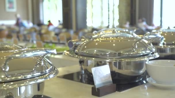 Pot à soupe sous forme de buffet pendant le déjeuner dans un hôtel restaurant tout compris. Restauration pour brunch traditionnel, déjeuner et dîner dans un hôtel de luxe. Concept d'alimentation et de nutrition . — Video