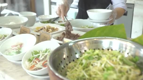 Cocine poniendo comida en un tazón en buffet mientras almuerza en el restaurante del hotel resort todo incluido. Comida de restaurante para brunch tradicional, almuerzo y cena en un hotel de lujo . — Vídeos de Stock