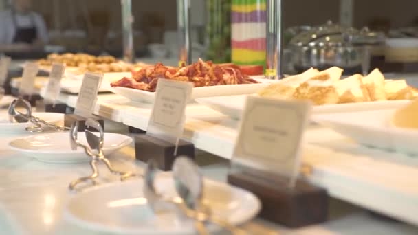 Mesa buffet de desayuno en el restaurante del hotel resort de lujo con una variedad de alimentos de panadería, pasteles, cereales dulces. Comida para el desayuno tradicional de la mañana y el brunch en el hotel resort todo incluido . — Vídeo de stock